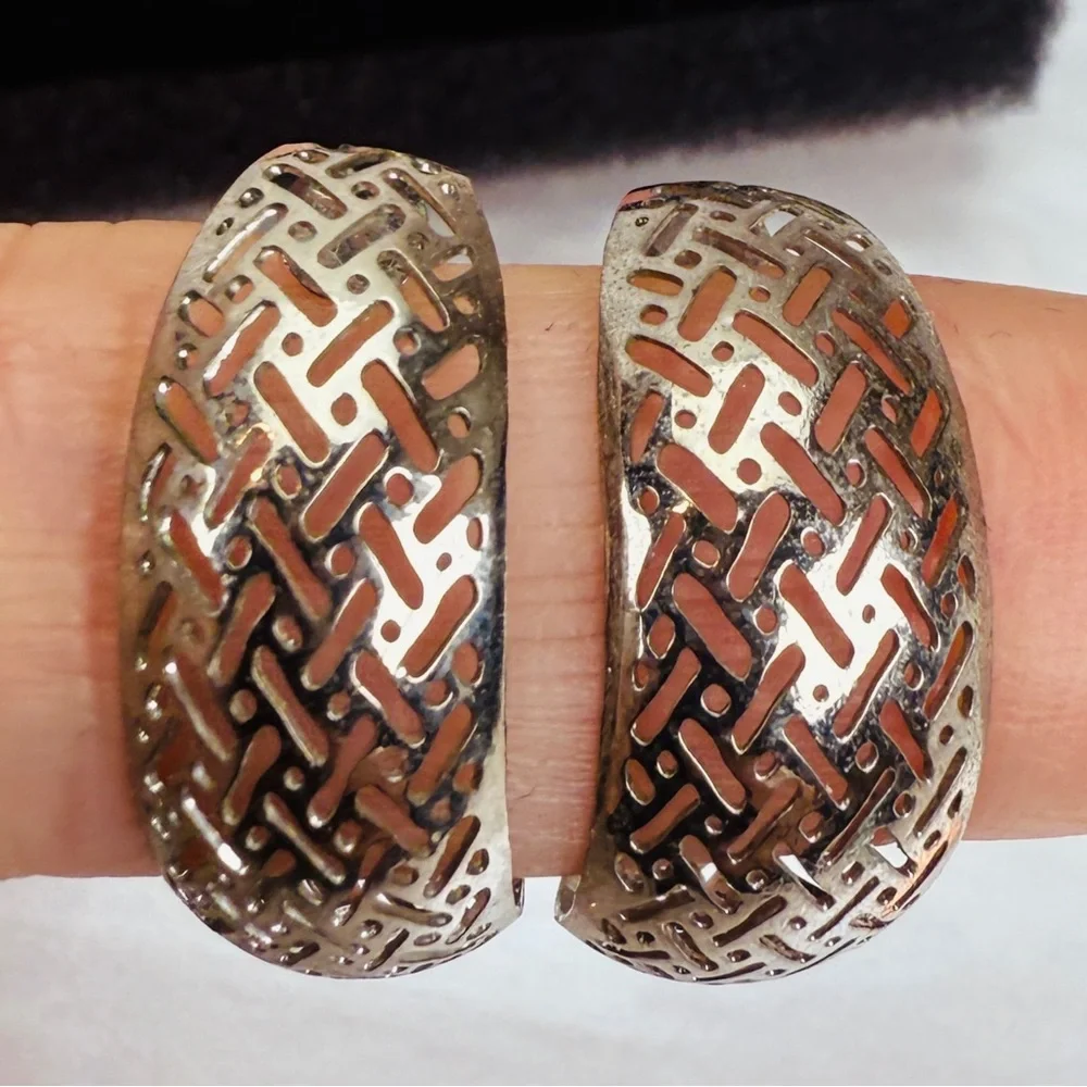 Vintage aged Silvertone cut out lightweight half hoop pierced earrings